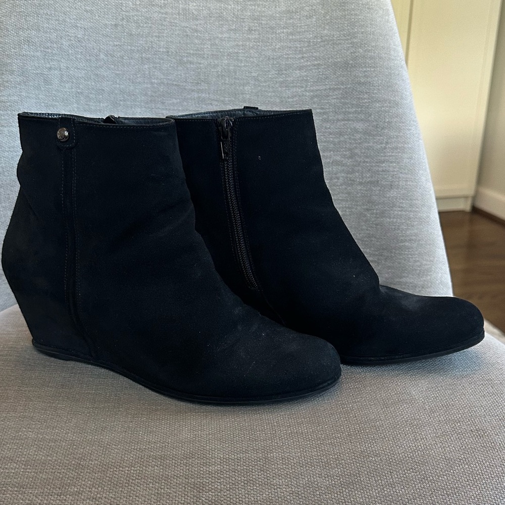 EUC Stuart Weitzman Sidetrack Suede Wedge Ankle Bootie